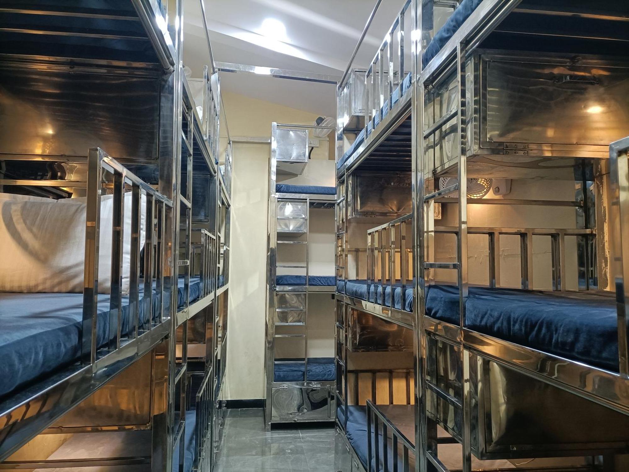 The Aroma Backpackers Hostel - Mumbai — Photos 1