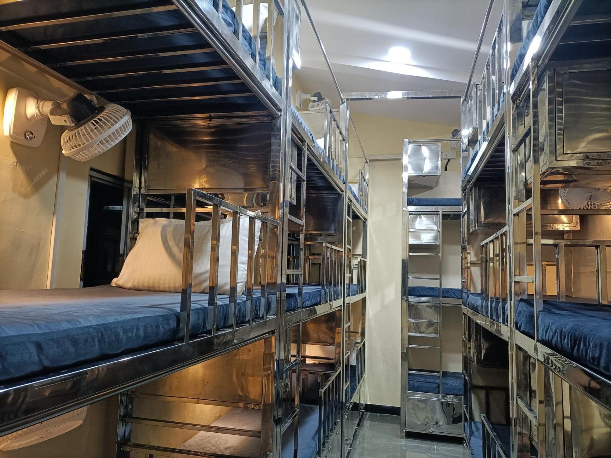 The Aroma Backpackers Hostel - Mumbai — Photos 3